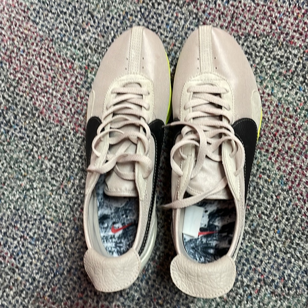 Nike - Picture 4 of 7